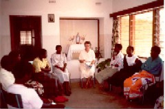 La Missionaria Anna Tommasi mentre anima un incontro di gruppo e di preghiera - click per ingrandire
