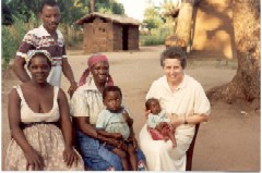 La Missionaria Anna Tommasi in compagnia di una famiglia del villaggio - click per ingrandire