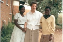 La Missionaria Anna Tommasi con due ragazze - click per ingrandire