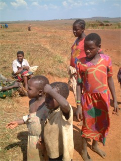 Bambini in un campo di Kasumo - click per ingrandire