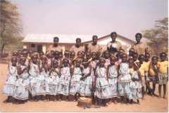 Bambini Samburu a scuola pronti per uno spettacolo - click per ingrandire