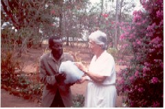 La Missionaria Caterina La Scala mentre distribuisce viveri ad un uomo del villaggio - click per ingrandire