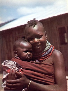 Una mamma Turkana con in braccio suo figlio - click per ingrandire