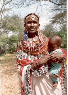 Una mamma Samburu con in braccio suo figlio - click per ingrandire