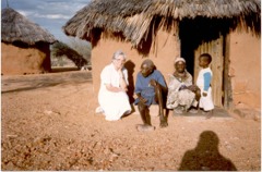 La Missionaria Elisa Borghi in visita ad una famiglia Samburu - click per ingrandire