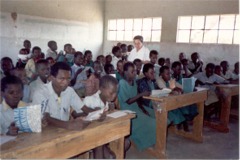 La Missionaria Elisa Borghi che insegna ai bambini Samburu - click per ingrandire