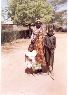 Una mamma Samburu con i suoi due figli - click per ingrandire