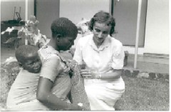 La Missionaria Germana Munari mentre visita una giovane mamma - click per ingrandire