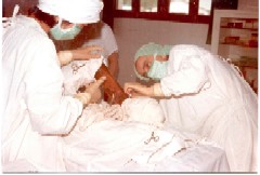 La Missionaria Germana Munari mentre opera un paziente in ospedale - click per ingrandire