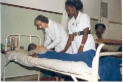La Missionaria Germana Munari mentre visita un paziente in ospedale - click per ingrandire