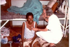 La Missionaria Germana Munari mentre visita una donna in ospedale - click per ingrandire