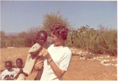 La compianta Missionaria Gianfranca Campagnoni con una bimba Samburu in braccio - click per ingrandire