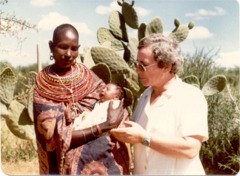 La Missionaria Luigia Cuppoloni con una mamma e bimba Samburu - click per ingrandire
