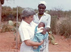 La Missionaria Maria Teresa Marassi con una bimba Samburu in braccio - click per ingrandire
