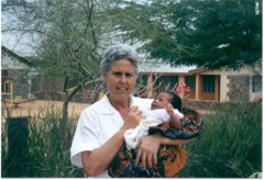 La Missionaria Matilde Casula con un bimba Samburu in braccio - click per ingrandire