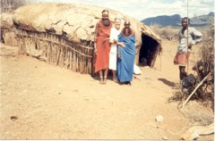 La Missionaria Matilde Casula in visita ad una famiglia Samburu - click per ingrandire