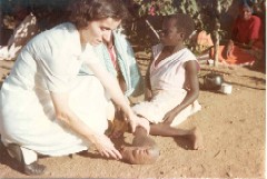 La Missionaria Germana Munari mentre visita una donna lebbrosa - click per ingrandire