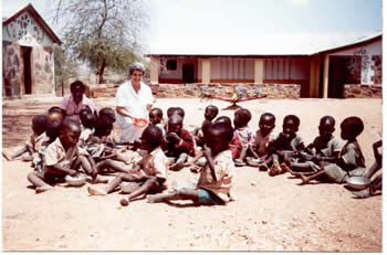 La missionaria Mimma che dona il cibo ai bambini