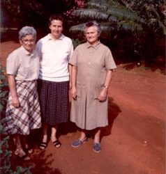 Le prime Missionarie F.A.L.M.I. di Kasumo. Da sinistra a destra: Angela, Anna e Anna Maria - click per ingrandire