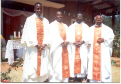 Padre Butoke è il primo sacerdote sulla destra - click per ingrandire