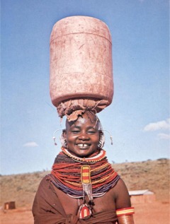 Una ragazza Turkana con in testa una tanica - click per ingrandire
