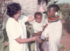 La Missionaria Rosita Perino con una mamma e bimba Samburu - click per ingrandire