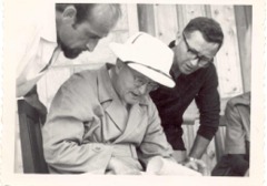 Il Vescovo Cavallera al centro della foto che pianifica la Missione con i primi Padri Missionari - click per ingrandire