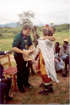 Il Vescovo Virgilio Pante mentre riceve una croce in dono dalle donne Samburu  - click per ingrandire