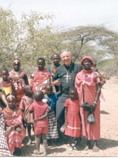 Il Vescovo Ambrogio Ravasi con un gruppo di donne e bambini Samburu - click per ingrandire