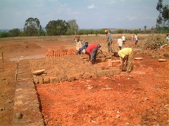 Uomini che lavorano nel cantiere di costruzione - click per ingrandire