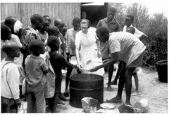 La Missionaria Elisa Borghi mentre distribuisce il cibo ai poveri - click per ingrandire