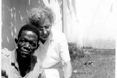 La Missionaria fondatrice FALMI Lina Servetti che cura un lebbroso - click per ingrandire
