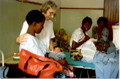 La Missionaria Germana Munari mentre gioisce con una mamma e il suo bimbo - click per ingrandire