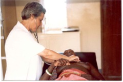 La Missionaria Matilde Casula che visita una donna Samburu - click per ingrandire